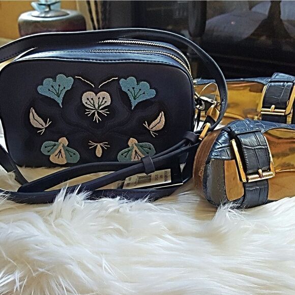 🐝🐝CYNTHIA ROWLEY NAVY CROSSBODY🐝🐝 - Picture 3 of 5